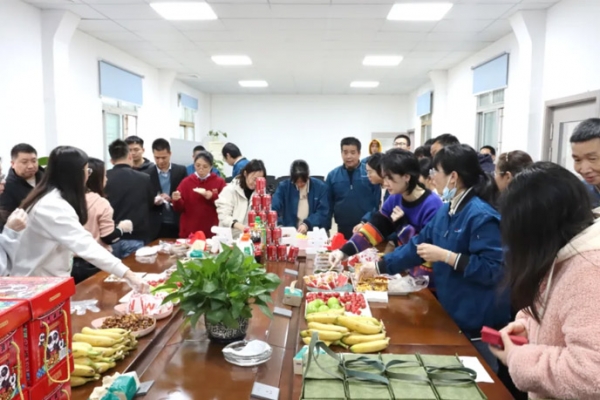 热辣春日，滚烫人生 | 奥楷机械为女员工发放"女神节"礼物
